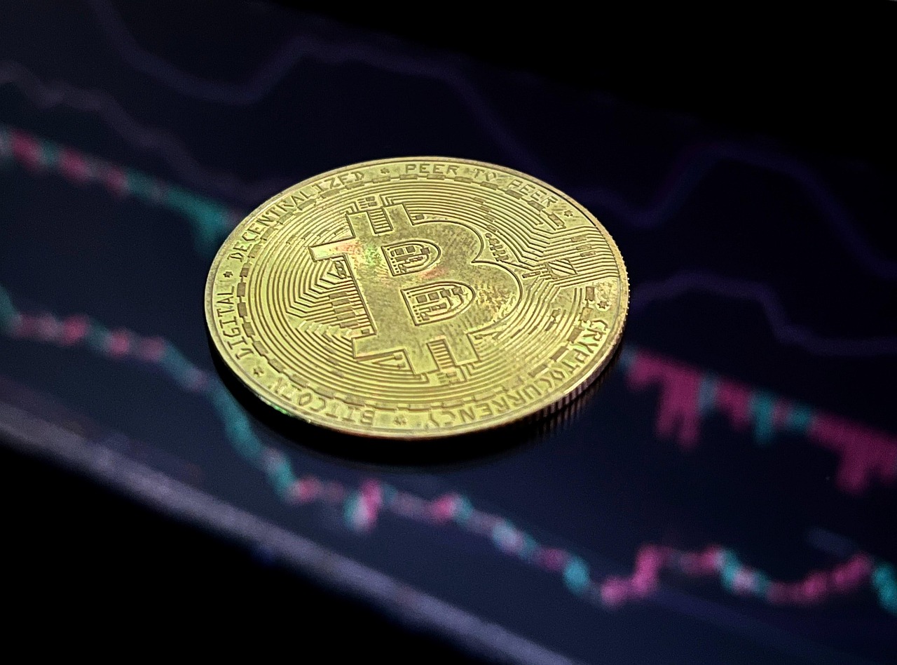 鲍威尔粉碎降息希望、美股遭遇猛烈抛售！比特币一度逼近8.3万美元